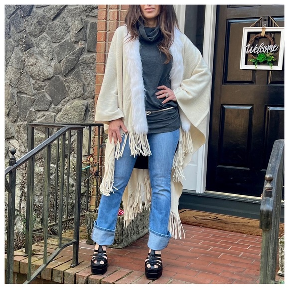 Boho chic Faux Fur Trim poncho - Picture 3 of 7